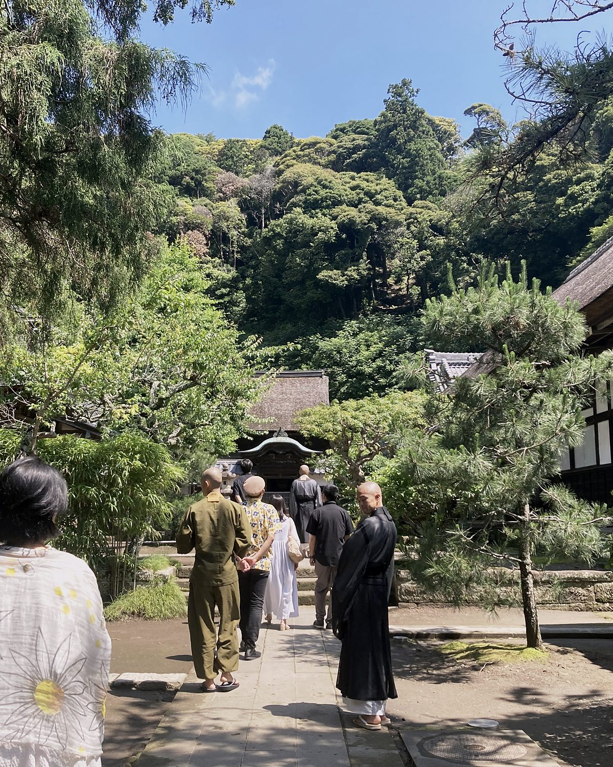 円覚寺の境内を、傳宗庵へ向かって歩く人たち